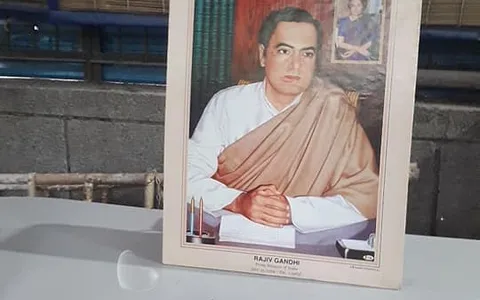 जीवन नगर में राजीव गांधी जी की जयंती पर वृक्षारोपण