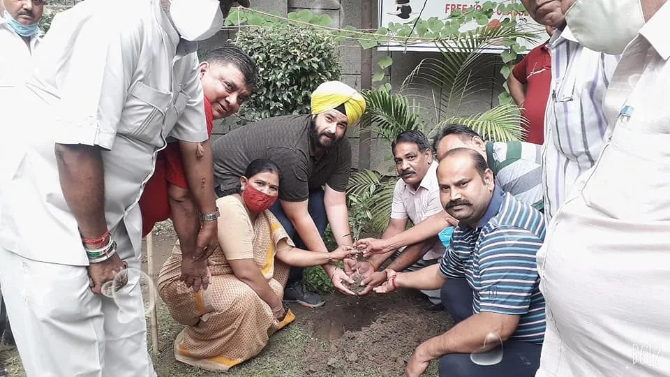 जीवन नगर में राजीव गांधी जी की जयंती पर वृक्षारोपण — तस्वीर 5 में से 12