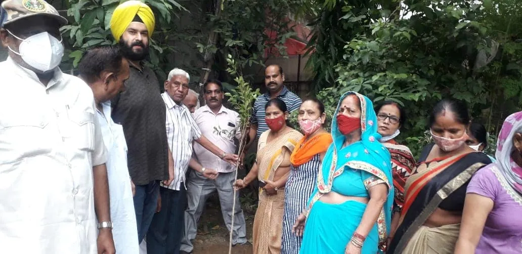 जीवन नगर में राजीव गांधी जी की जयंती पर वृक्षारोपण — तस्वीर 9 में से 12