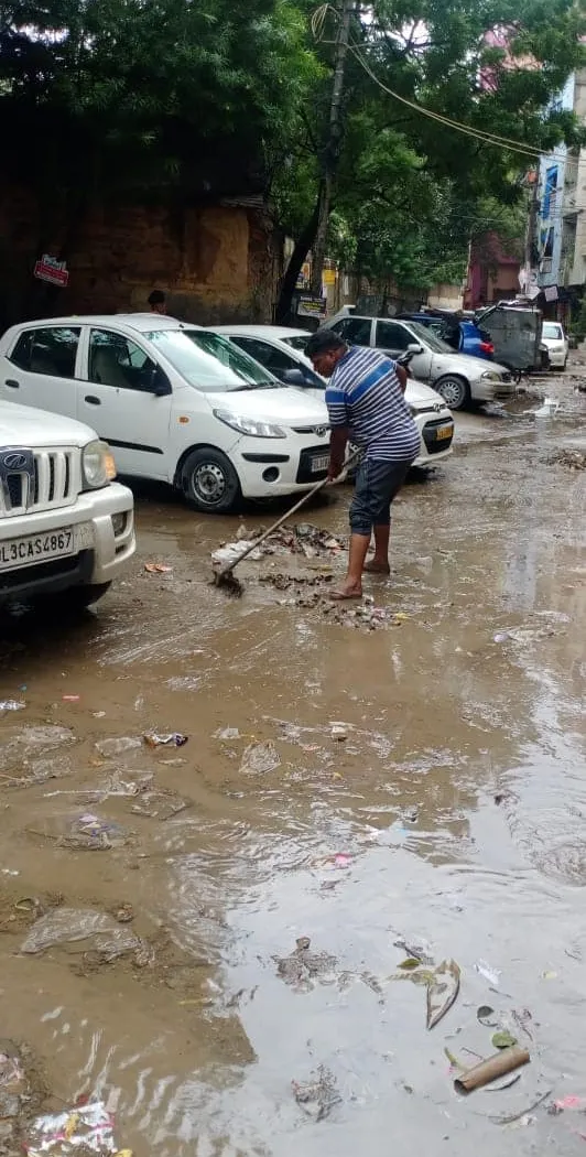 भारी बारिश के बाद जलभराव पर तत्काल कार्रवाई — तस्वीर 2 में से 15