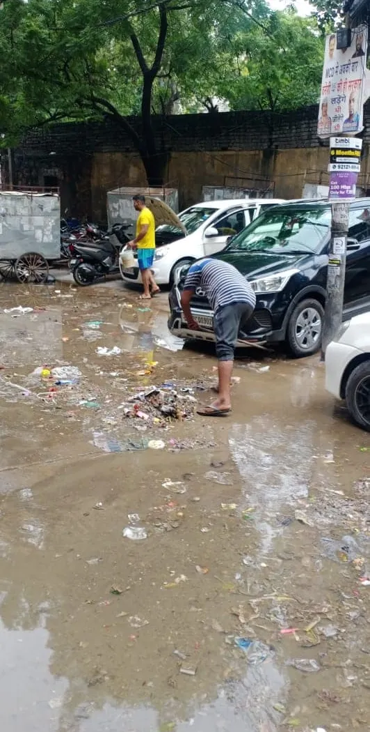 भारी बारिश के बाद जलभराव पर तत्काल कार्रवाई — तस्वीर 4 में से 15
