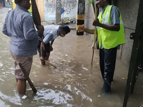 भारी बारिश के बाद जलभराव पर तत्काल कार्रवाई — 10
