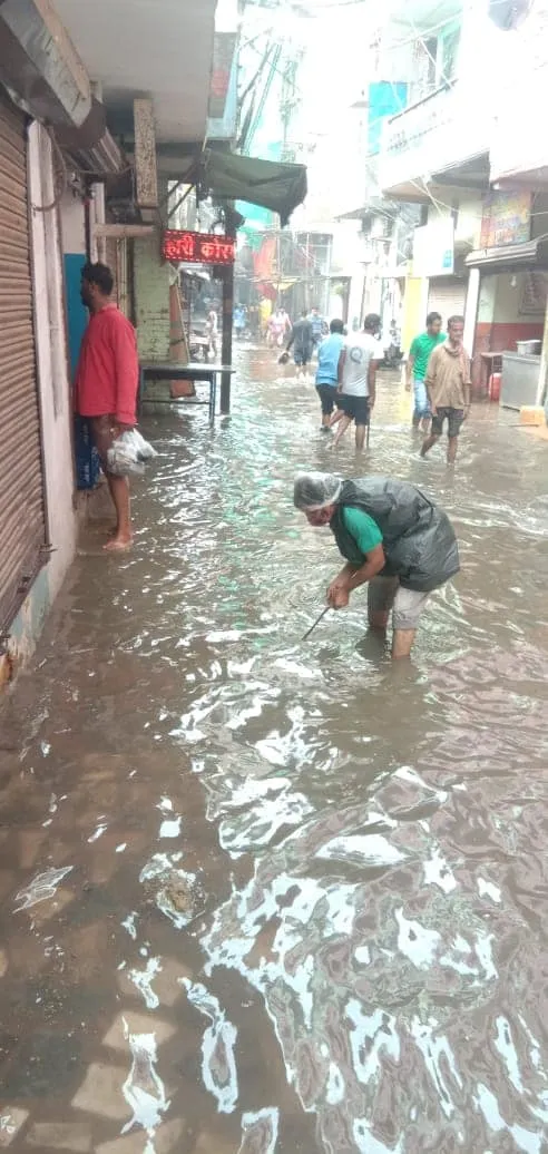 भारी बारिश के बाद जलभराव पर तत्काल कार्रवाई — तस्वीर 12 में से 15