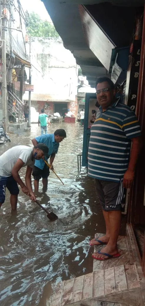 भारी बारिश के बाद जलभराव पर तत्काल कार्रवाई — तस्वीर 13 में से 15