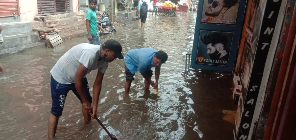 भारी बारिश के बाद जलभराव पर तत्काल कार्रवाई — तस्वीर 14 में से 15