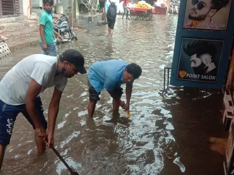 भारी बारिश के बाद जलभराव पर तत्काल कार्रवाई — 14