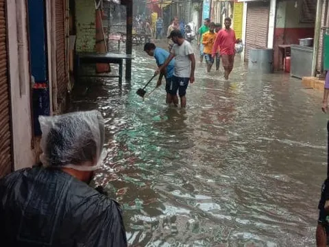 भारी बारिश के बाद जलभराव पर तत्काल कार्रवाई — 15