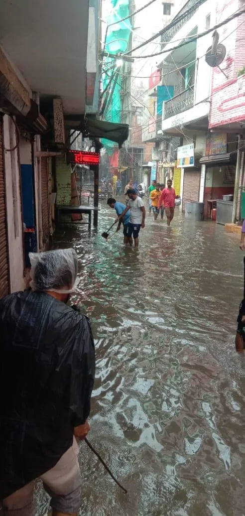 भारी बारिश के बाद जलभराव पर तत्काल कार्रवाई — तस्वीर 15 में से 15