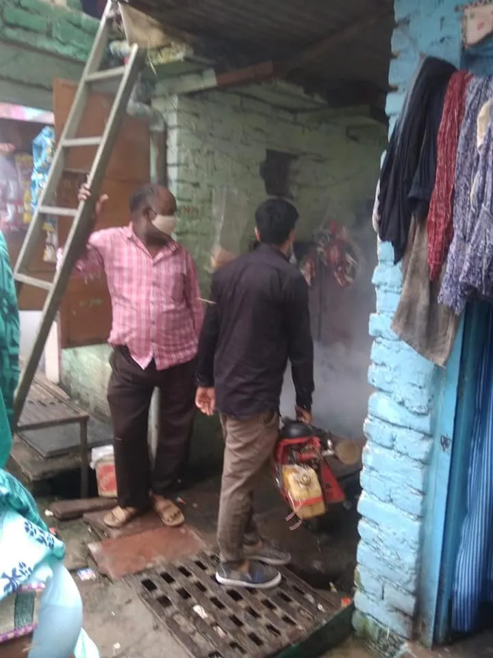 आई जी कैंप 2 में एंटी मलेरिया फॉगिंग — तस्वीर 1 में से 9