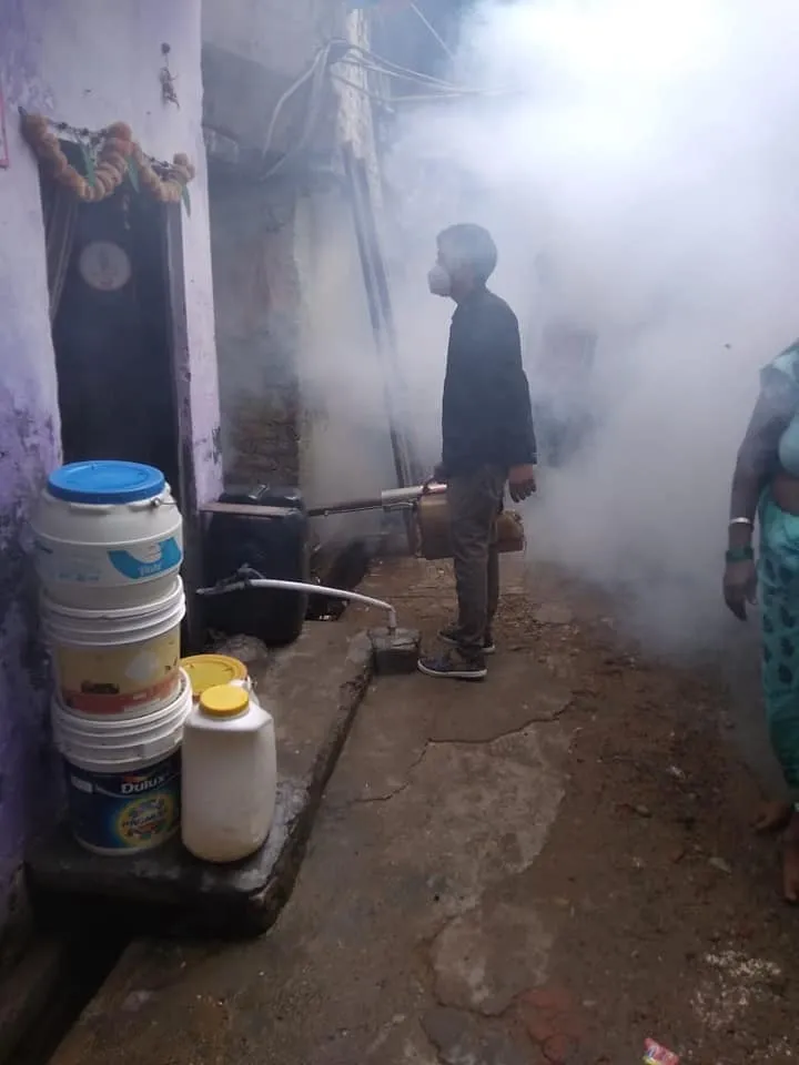 आई जी कैंप 2 में एंटी मलेरिया फॉगिंग — तस्वीर 6 में से 9