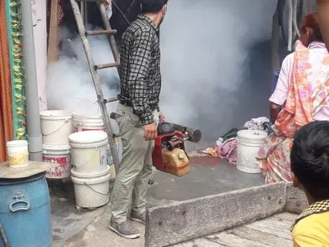 आई जी कैंप 1 (सिद्धार्थ नगर) में एंटी मलेरिया फॉगिंग — 11