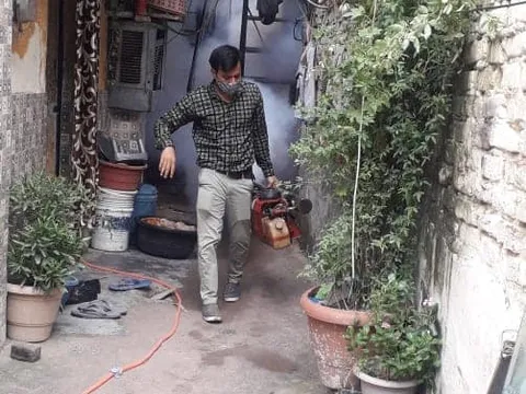 आई जी कैंप 1 (सिद्धार्थ नगर) में एंटी मलेरिया फॉगिंग — 12