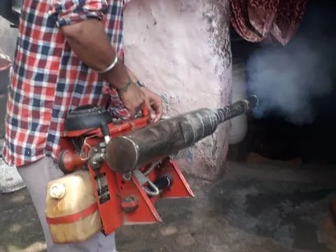 आई जी कैंप 3 (सिद्धार्थ एक्सटेंशन पॉकेट सी) में एंटी मलेरिया फॉगिंग