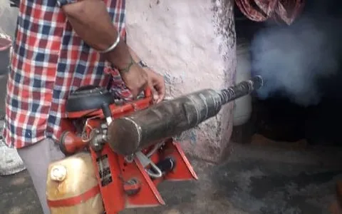 आई जी कैंप 3 (सिद्धार्थ एक्सटेंशन पॉकेट सी) में एंटी मलेरिया फॉगिंग