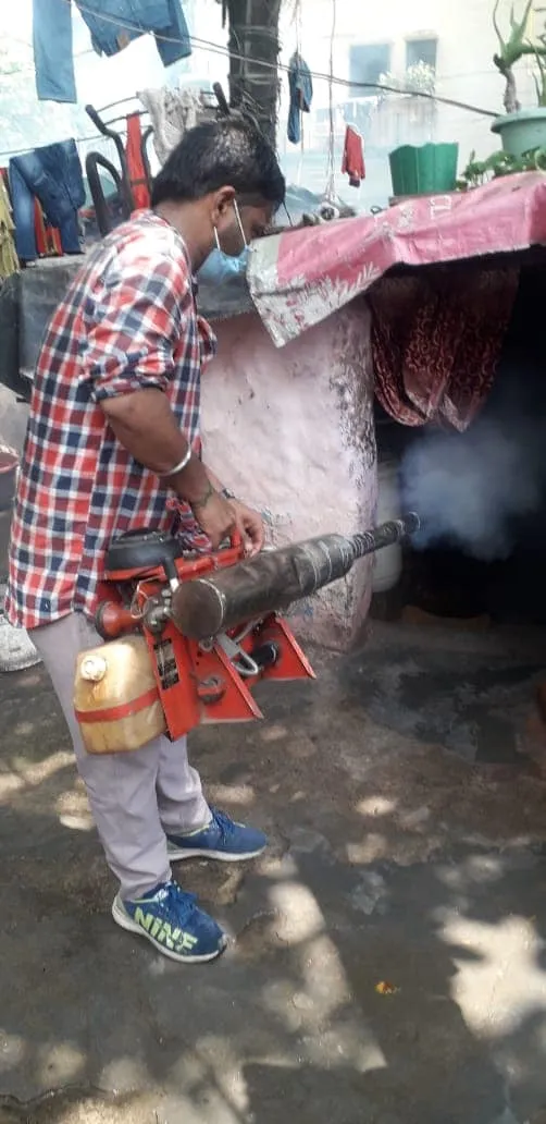 आई जी कैंप 3 (सिद्धार्थ एक्सटेंशन पॉकेट सी) में एंटी मलेरिया फॉगिंग — तस्वीर 1 में से 9