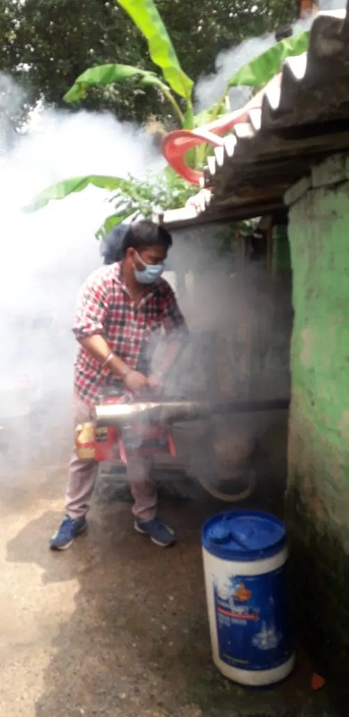 आई जी कैंप 3 (सिद्धार्थ एक्सटेंशन पॉकेट सी) में एंटी मलेरिया फॉगिंग — तस्वीर 3 में से 9