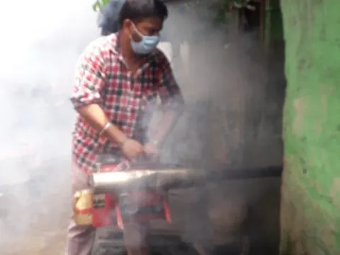 आई जी कैंप 3 (सिद्धार्थ एक्सटेंशन पॉकेट सी) में एंटी मलेरिया फॉगिंग — 3