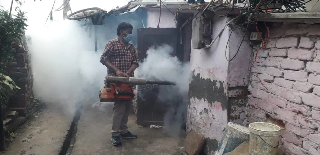 आई जी कैंप 3 (सिद्धार्थ एक्सटेंशन पॉकेट सी) में एंटी मलेरिया फॉगिंग — तस्वीर 4 में से 9