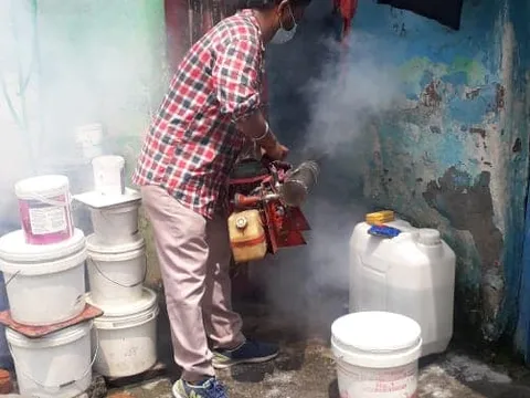 आई जी कैंप 3 (सिद्धार्थ एक्सटेंशन पॉकेट सी) में एंटी मलेरिया फॉगिंग — 7