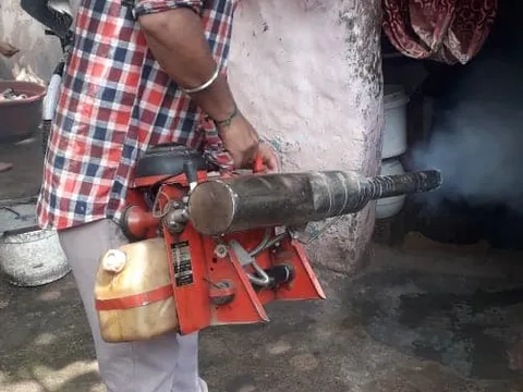 आई जी कैंप 3 (सिद्धार्थ एक्सटेंशन पॉकेट सी) में एंटी मलेरिया फॉगिंग — 8