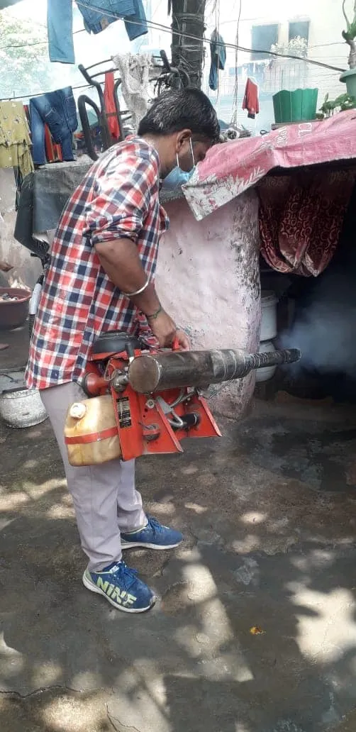 आई जी कैंप 3 (सिद्धार्थ एक्सटेंशन पॉकेट सी) में एंटी मलेरिया फॉगिंग — तस्वीर 8 में से 9