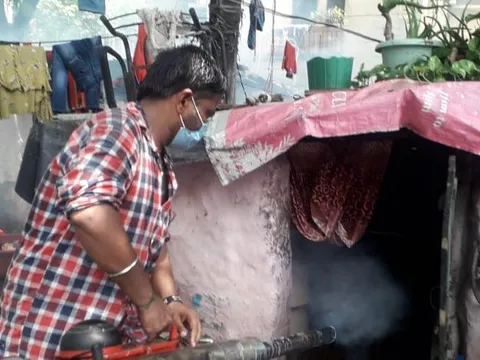 आई जी कैंप 3 (सिद्धार्थ एक्सटेंशन पॉकेट सी) में एंटी मलेरिया फॉगिंग — 9