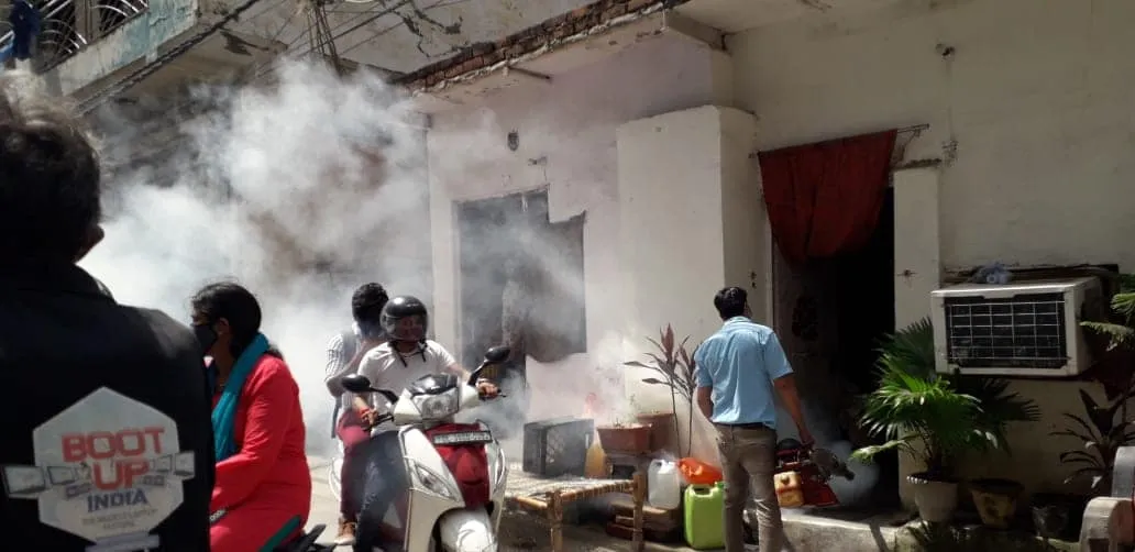सिद्धार्थ बस्ती में एंटी मलेरिया फॉगिंग — तस्वीर 6 में से 12