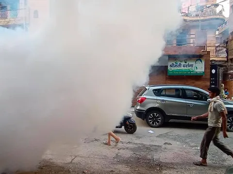 वार्ड 143 में फॉगिंग मशीन चलवाई गई