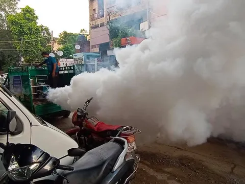 वार्ड 143 में फॉगिंग मशीन चलवाई गई — 2