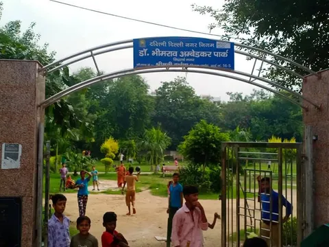 वार्ड 143 में फॉगिंग मशीन चलवाई गई — 11