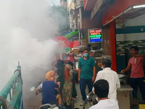 वार्ड 143 में फॉगिंग मशीन चलवाई गई — 17