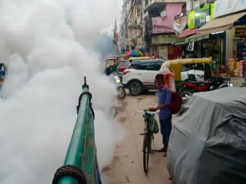 वार्ड 143 में फॉगिंग मशीन चलवाई गई — 24