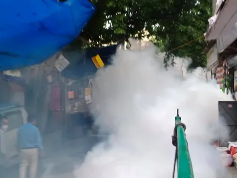 वार्ड 143 में फॉगिंग मशीन चलवाई गई — 27