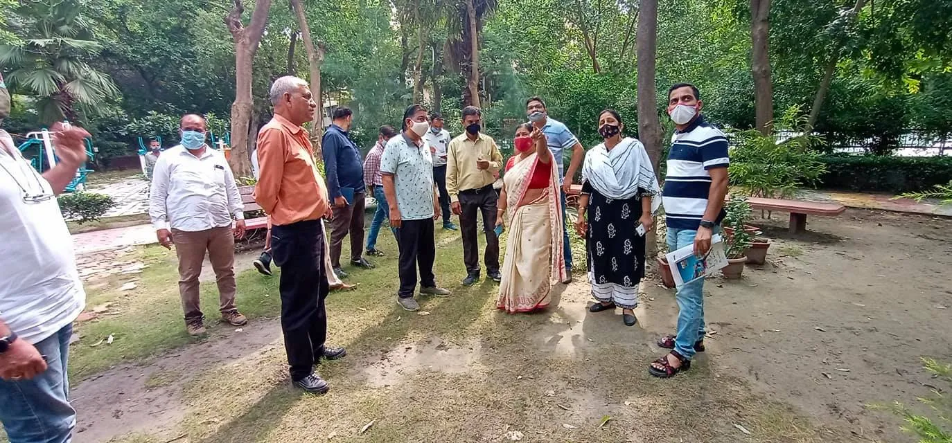 सिद्धार्थ एक्सटेंशन पॉकेट C में पार्षद का निरीक्षण दौरा — तस्वीर 7 में से 15