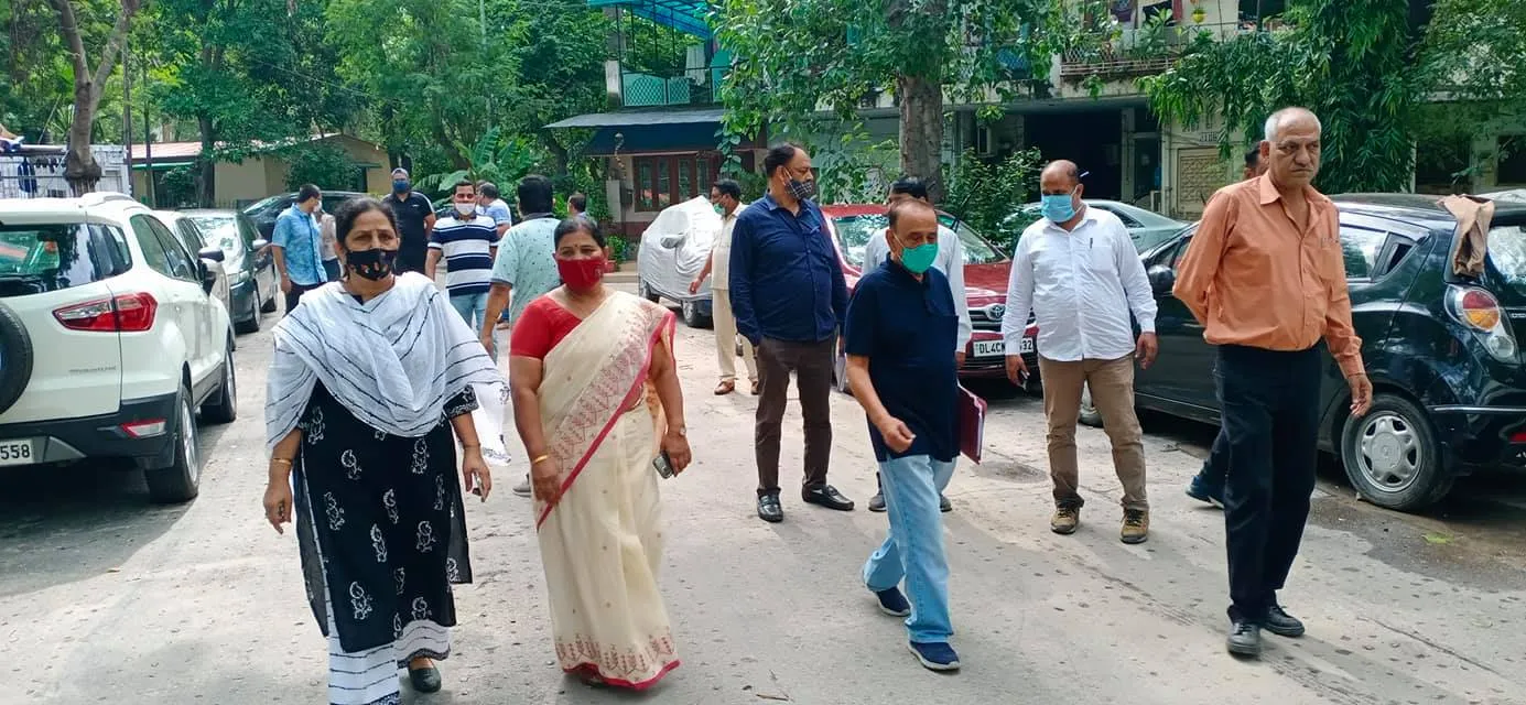 सिद्धार्थ एक्सटेंशन पॉकेट C में पार्षद का निरीक्षण दौरा — तस्वीर 10 में से 15