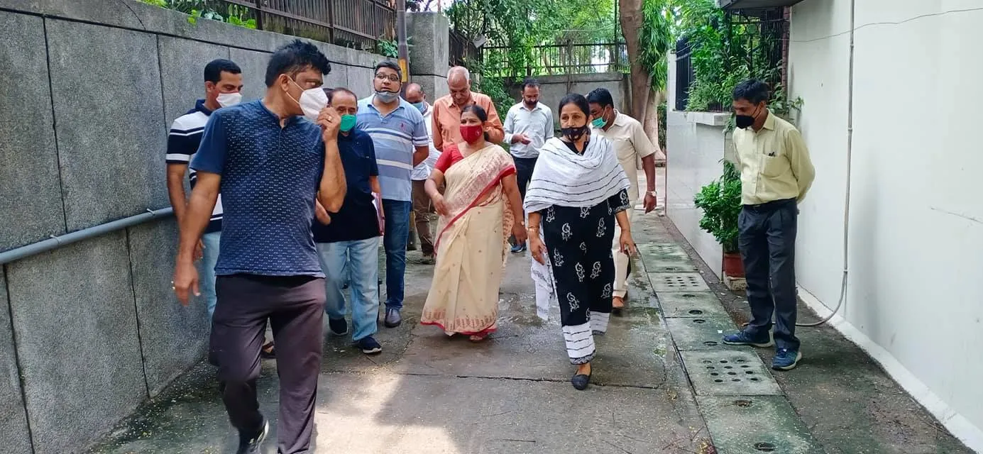 सिद्धार्थ एक्सटेंशन पॉकेट C में पार्षद का निरीक्षण दौरा — तस्वीर 14 में से 15