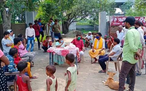 बेहलोलपुर झुग्गी बस्ती में दौरा, बच्चों को फल-बिस्किट वितरित