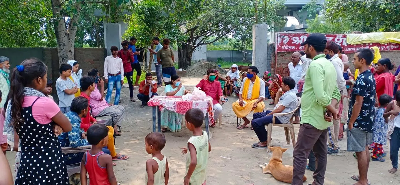 बेहलोलपुर झुग्गी बस्ती में दौरा, बच्चों को फल-बिस्किट वितरित — तस्वीर 1 में से 15