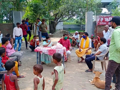 बेहलोलपुर झुग्गी बस्ती में दौरा, बच्चों को फल-बिस्किट वितरित