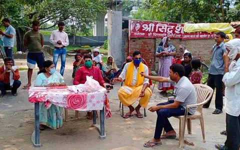 बेहलोलपुर झुग्गी बस्ती में दौरा, बच्चों को फल-बिस्किट वितरित
