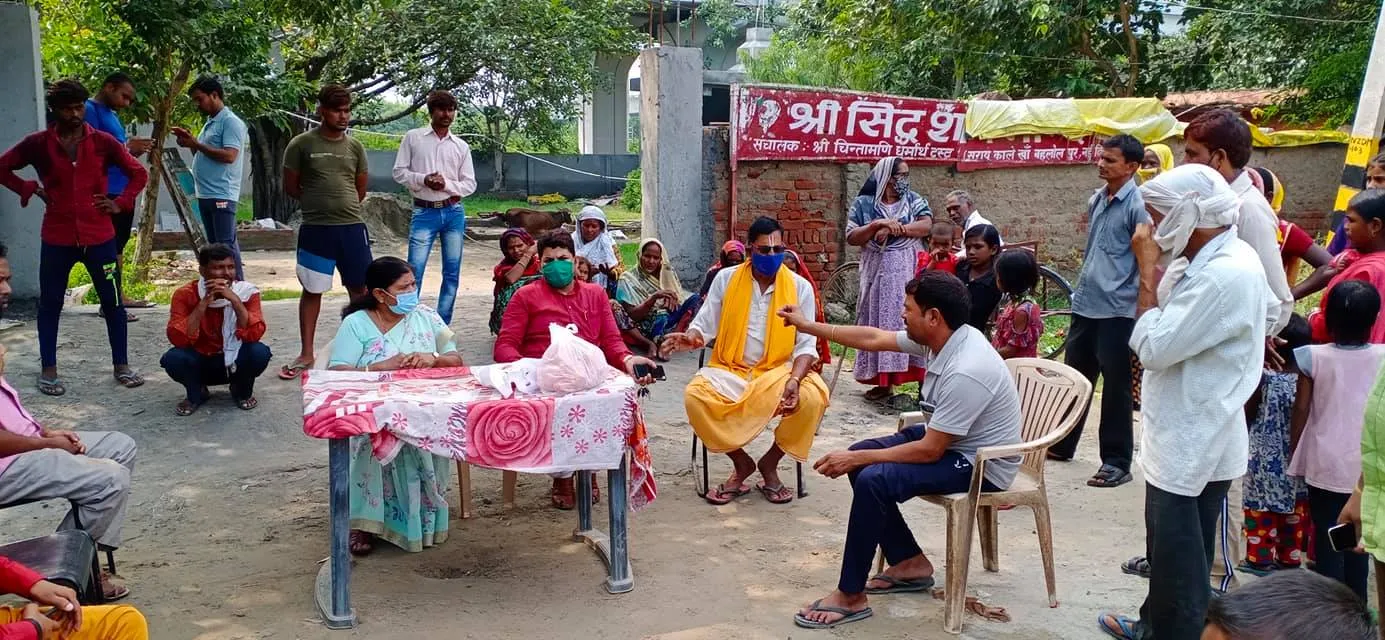 बेहलोलपुर झुग्गी बस्ती में दौरा, बच्चों को फल-बिस्किट वितरित — तस्वीर 2 में से 15