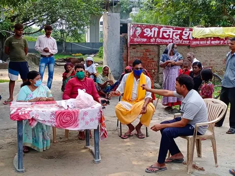 बेहलोलपुर झुग्गी बस्ती में दौरा, बच्चों को फल-बिस्किट वितरित — 2