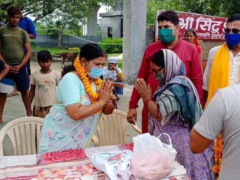 बेहलोलपुर झुग्गी बस्ती में दौरा, बच्चों को फल-बिस्किट वितरित — 4