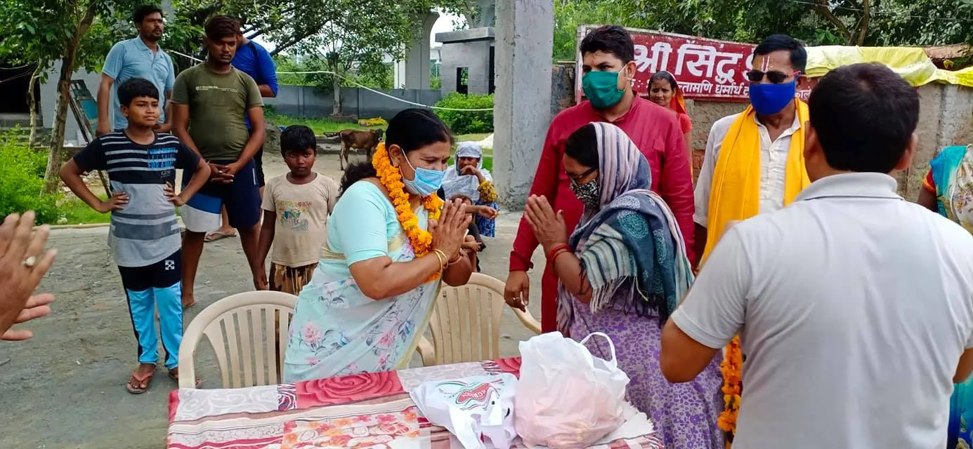 बेहलोलपुर झुग्गी बस्ती में दौरा, बच्चों को फल-बिस्किट वितरित — तस्वीर 4 में से 15