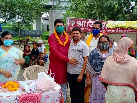 बेहलोलपुर झुग्गी बस्ती में दौरा, बच्चों को फल-बिस्किट वितरित — 5