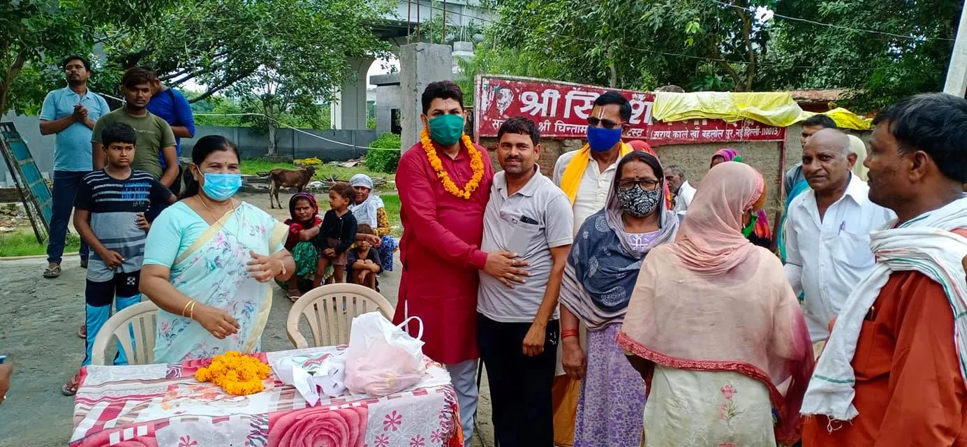 बेहलोलपुर झुग्गी बस्ती में दौरा, बच्चों को फल-बिस्किट वितरित — तस्वीर 5 में से 15