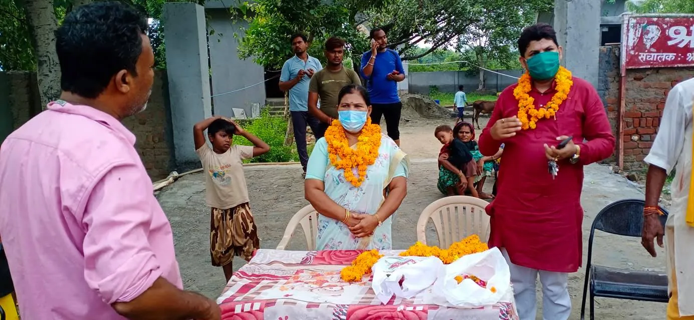 बेहलोलपुर झुग्गी बस्ती में दौरा, बच्चों को फल-बिस्किट वितरित — तस्वीर 6 में से 15