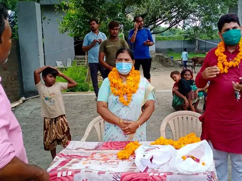 बेहलोलपुर झुग्गी बस्ती में दौरा, बच्चों को फल-बिस्किट वितरित — 6