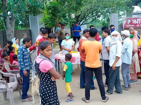 बेहलोलपुर झुग्गी बस्ती में दौरा, बच्चों को फल-बिस्किट वितरित — 7