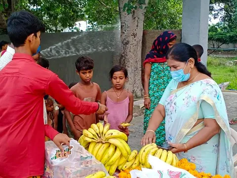 बेहलोलपुर झुग्गी बस्ती में दौरा, बच्चों को फल-बिस्किट वितरित — 8